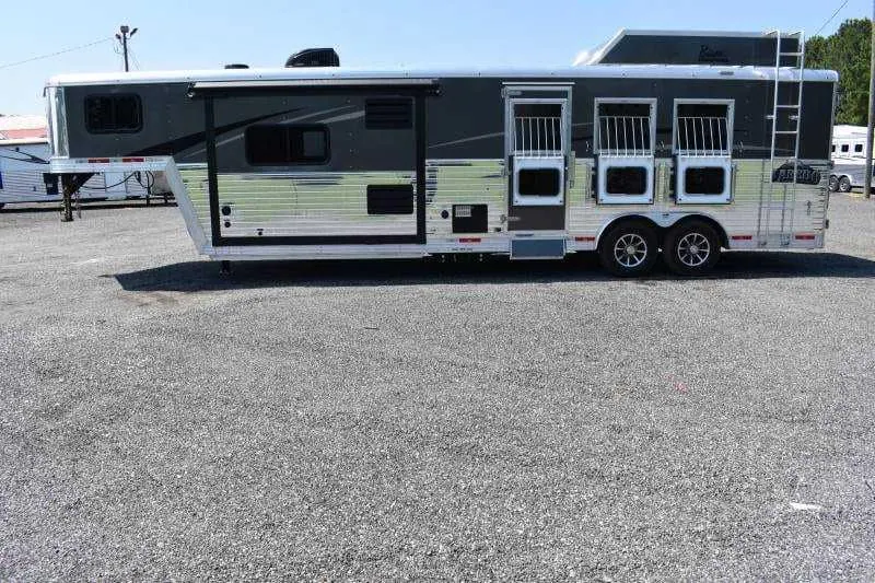2020 Bison Laredo 3 Horse Trailer with 11' Short Wall