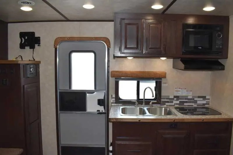 2020 Bison Laredo 3 Horse Trailer with 11' Short Wall