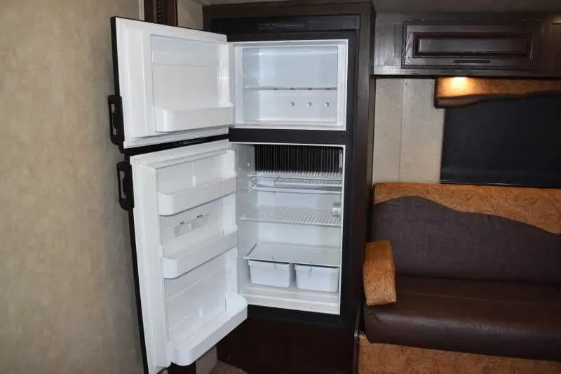 2020 Bison Laredo 3 Horse Trailer with 11' Short Wall