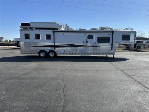 2007 Bloomer 3 Horse Living Quarters