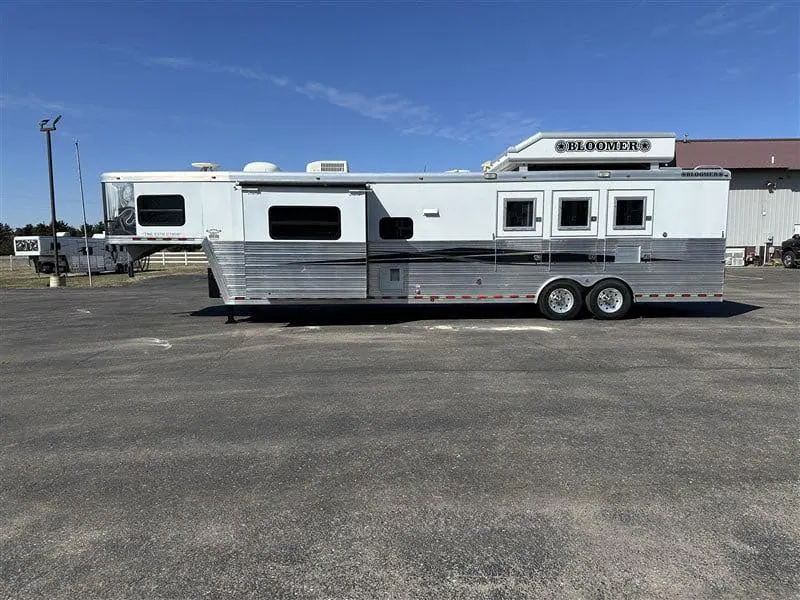2007 Bloomer 3 Horse Living Quarters