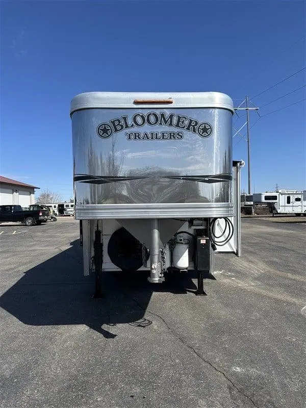 2007 Bloomer 3 Horse Living Quarters