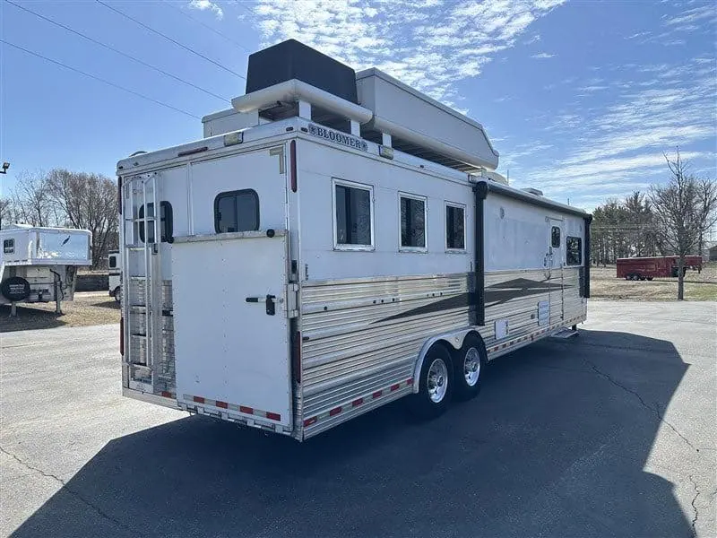 2007 Bloomer 3 Horse Living Quarters