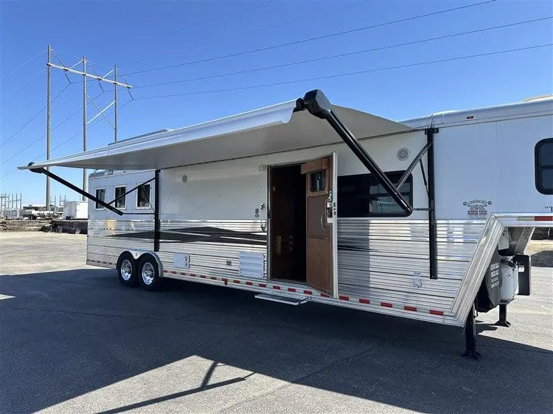 2007 Bloomer 3 Horse Living Quarters
