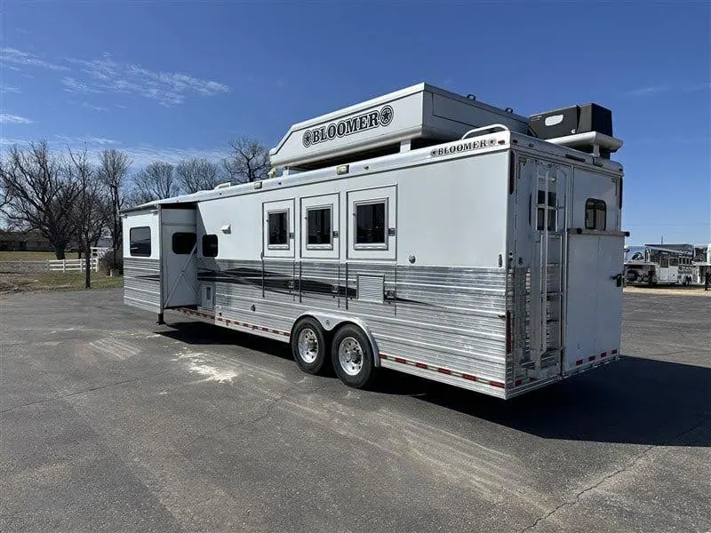 2007 Bloomer 3 Horse Living Quarters