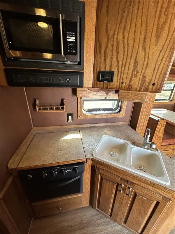 2007 Bloomer 3 Horse Living Quarters