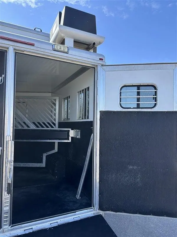 2007 Bloomer 3 Horse Living Quarters
