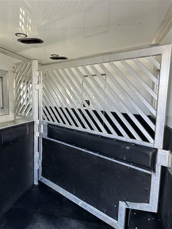 2007 Bloomer 3 Horse Living Quarters