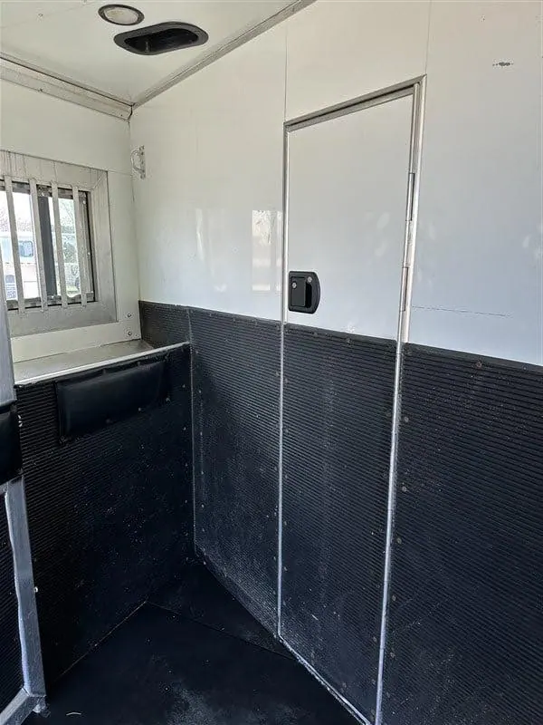 2007 Bloomer 3 Horse Living Quarters