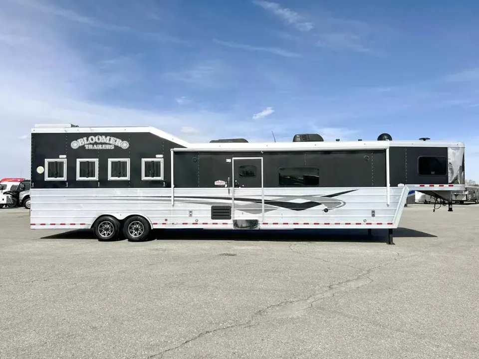2013 Bloomer 4 Horse Living Quarter 16' Shortwall