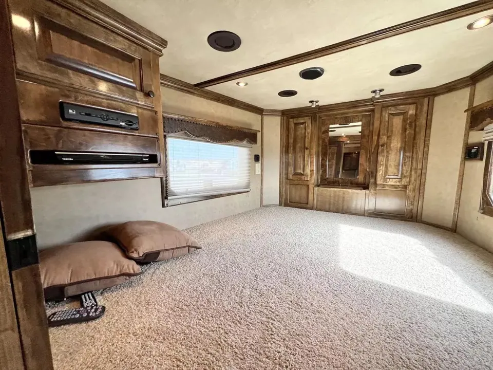 2013 Bloomer 4 Horse Living Quarter 16' Shortwall