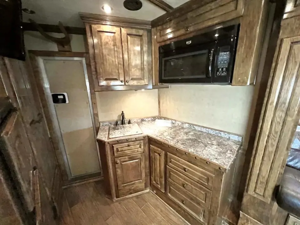 2013 Bloomer 4 Horse Living Quarter 16' Shortwall