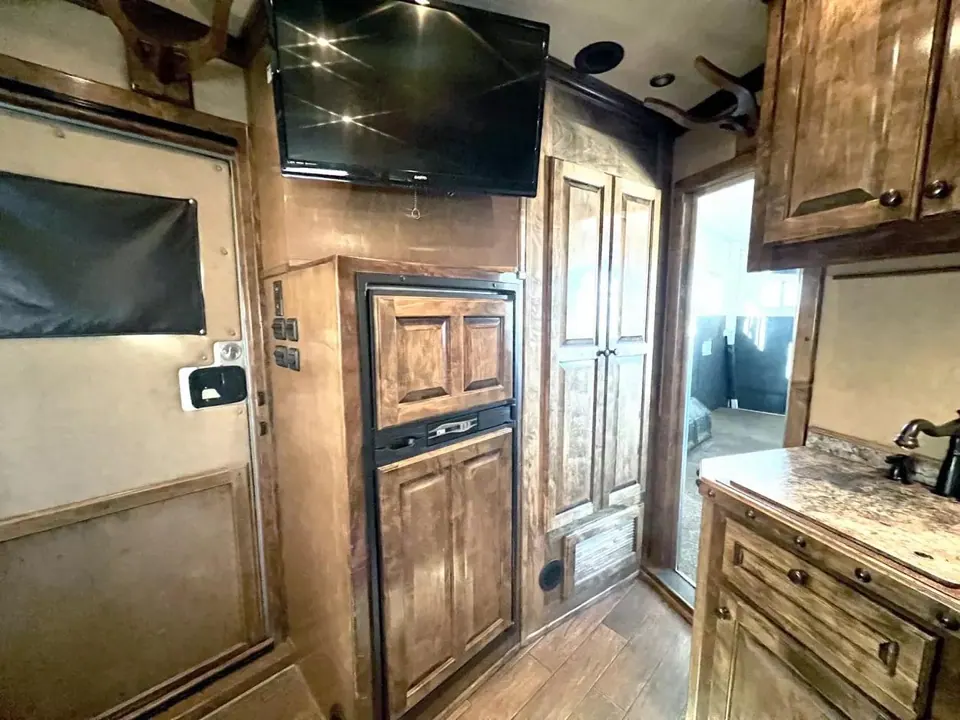 2013 Bloomer 4 Horse Living Quarter 16' Shortwall
