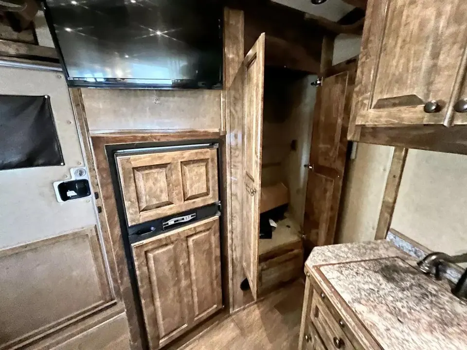 2013 Bloomer 4 Horse Living Quarter 16' Shortwall