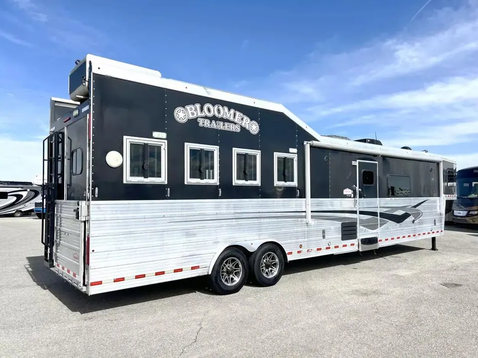 2013 Bloomer 4 Horse Living Quarter 16' Shortwall