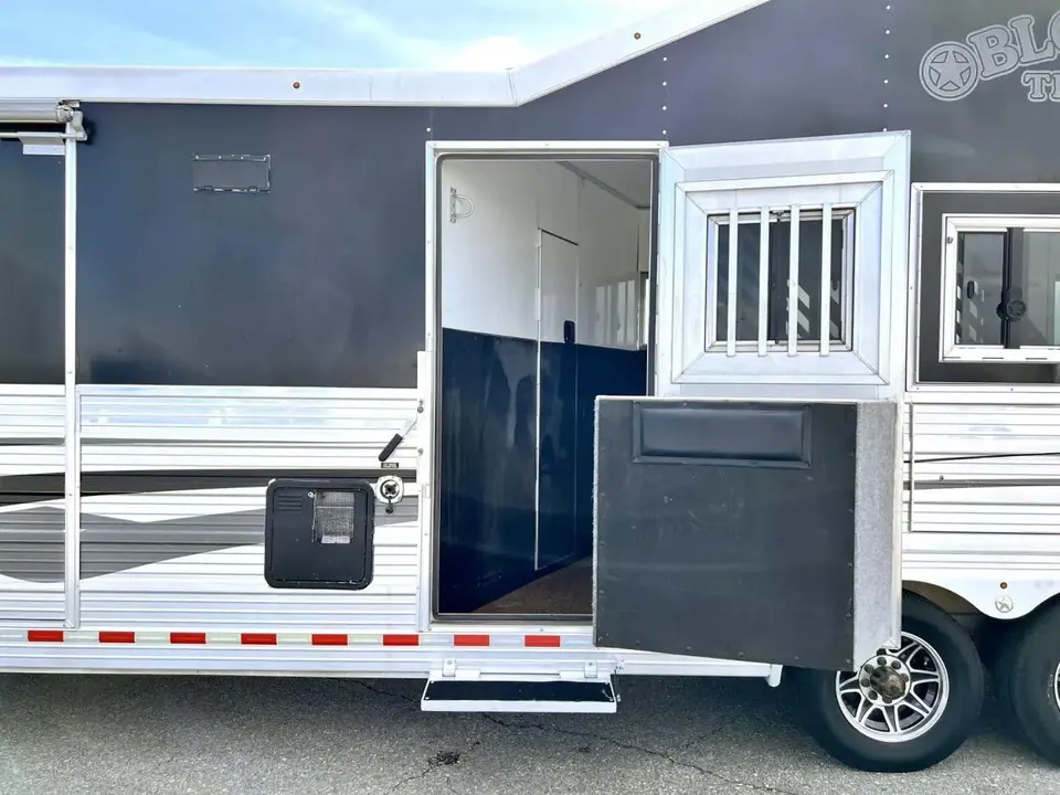 2013 Bloomer 4 Horse Living Quarter 16' Shortwall