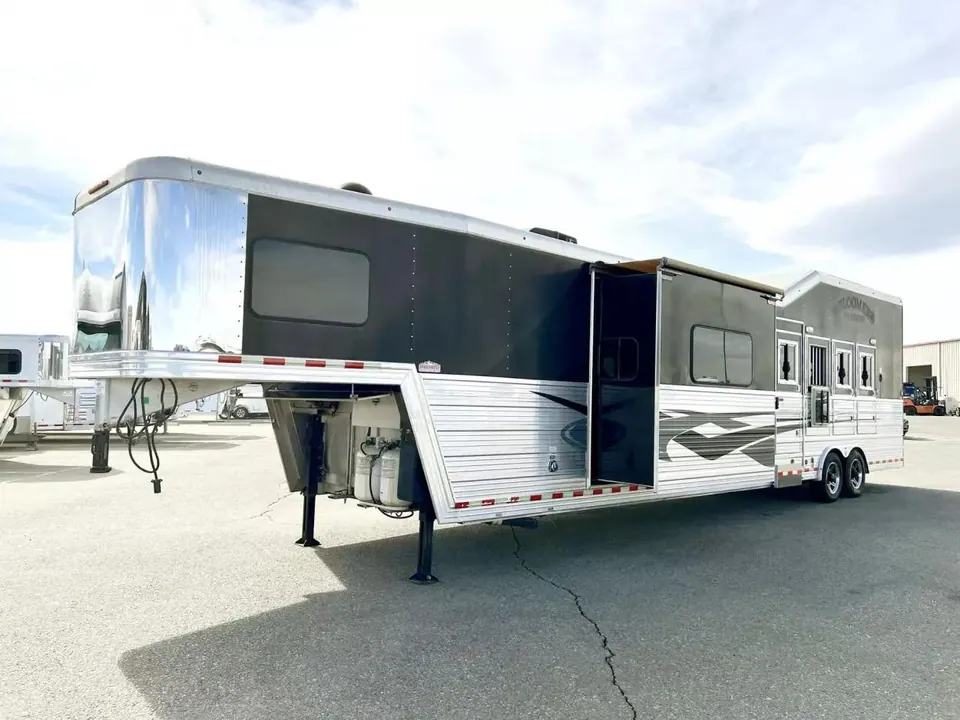 2013 Bloomer 4 Horse Living Quarter 16' Shortwall