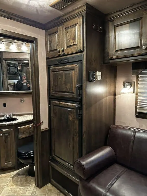 2009 Bloomer Trailers Evolution 10th Anniversary Edition 3-H 11' LQ
