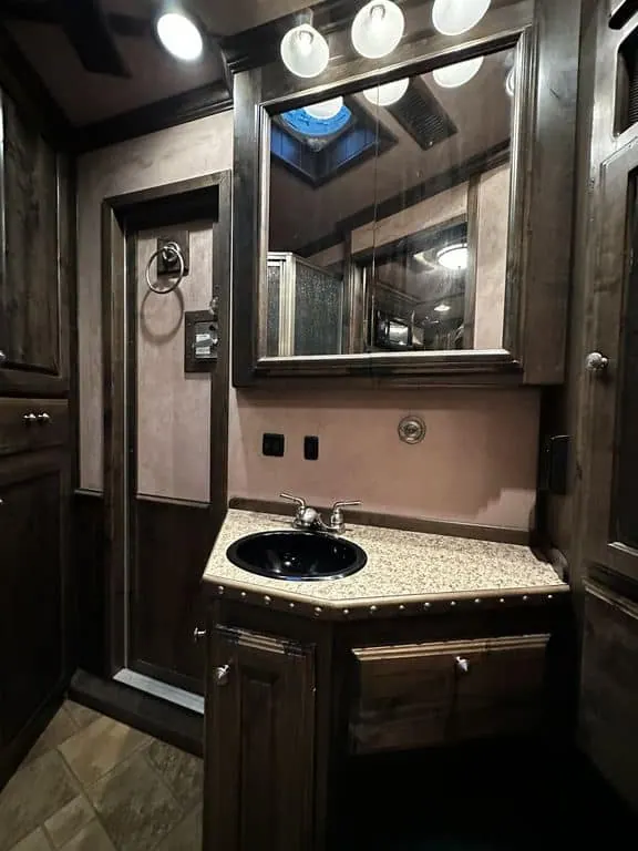 2009 Bloomer Trailers Evolution 10th Anniversary Edition 3-H 11' LQ