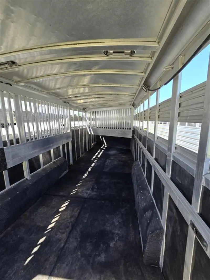 2006 C and C 4 Horse Gooseneck Trailer