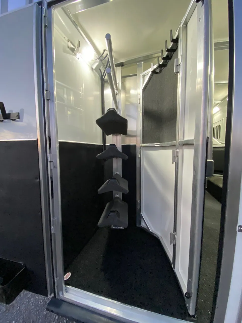 2024 Cimarron Trailers 8412 Outback Customs 4 Horse LQ