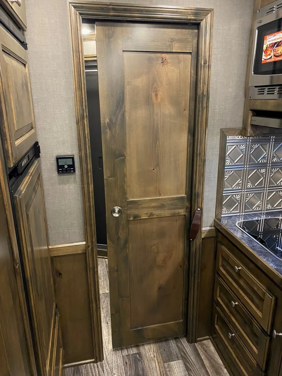 2024 Cimarron Trailers 8412 Outback Customs 4 Horse LQ