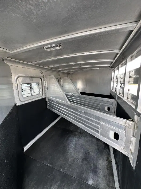 2000 Featherlite 3H GN with Dressing Room Horse Trailer