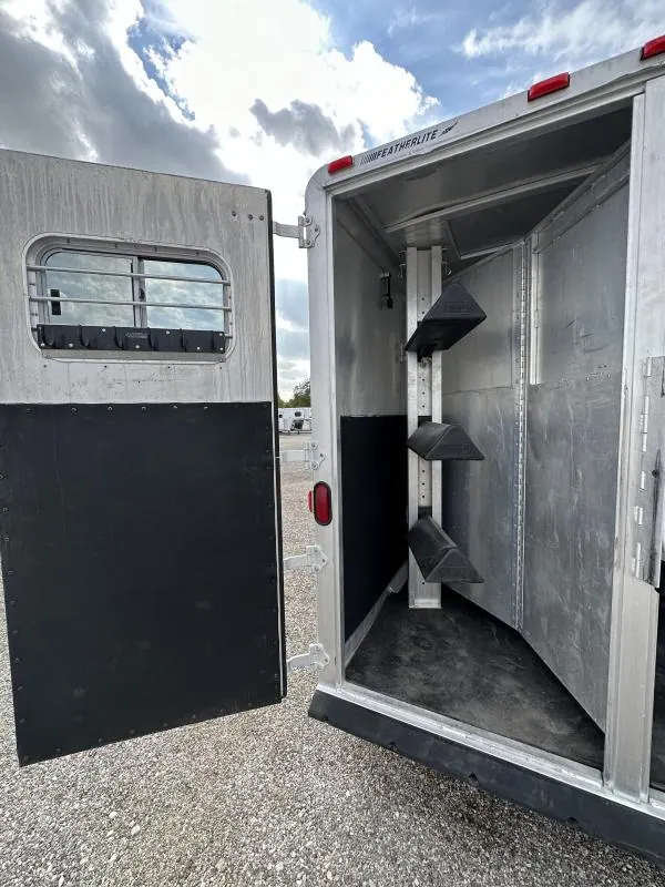 2000 Featherlite 3H GN with Dressing Room Horse Trailer
