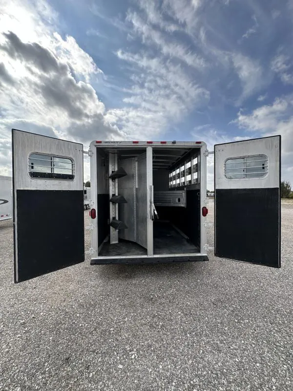 2000 Featherlite 3H GN with Dressing Room Horse Trailer