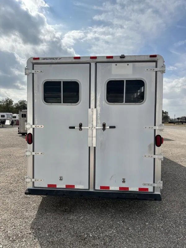 2000 Featherlite 3H GN with Dressing Room Horse Trailer