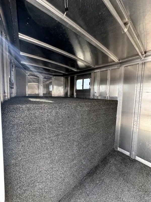 2000 Featherlite 3H GN with Dressing Room Horse Trailer