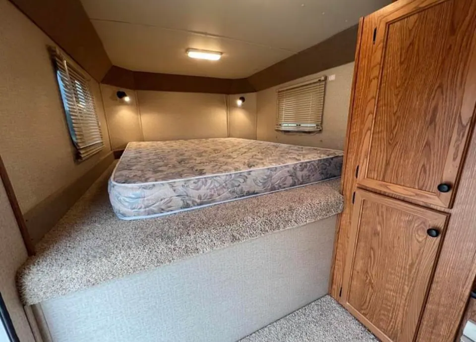 2007 Featherlite 3 horse slant load trailer