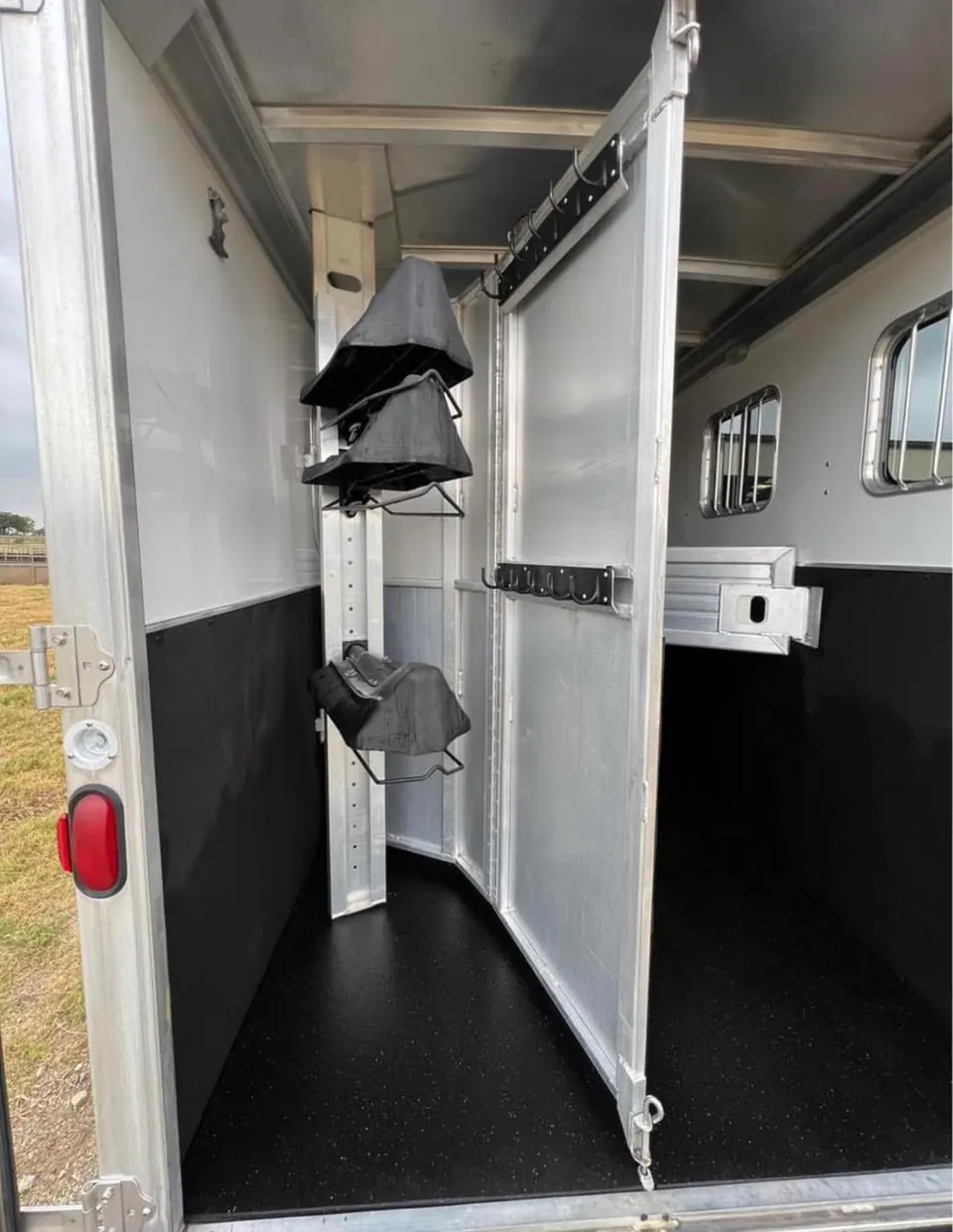 2007 Featherlite 3 horse slant load trailer