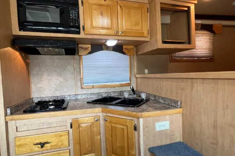 2006 Featherlite 8412LQ 4 Horse Trailer with 12' Short Wall
