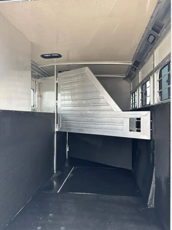 2004 Hart Trailers 3H GN Weekender Horse Trailer