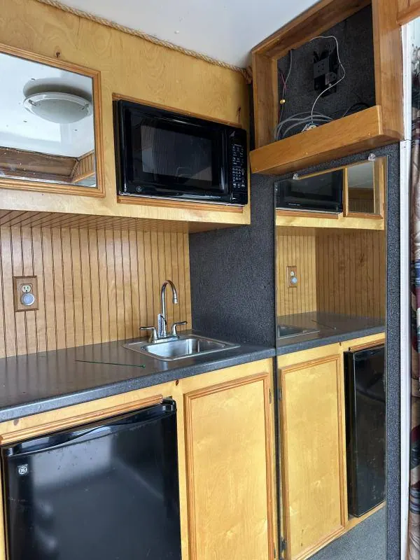 2004 Hart Trailers 3H GN Weekender Horse Trailer