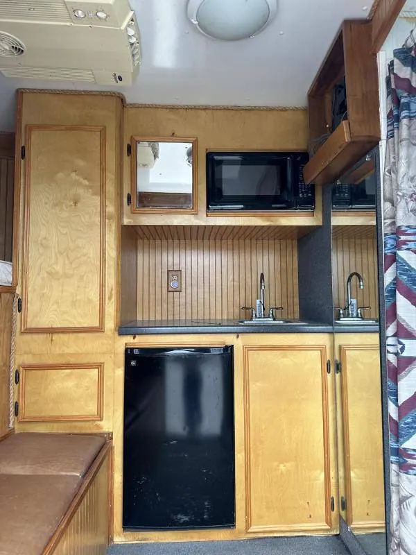 2004 Hart Trailers 3H GN Weekender Horse Trailer