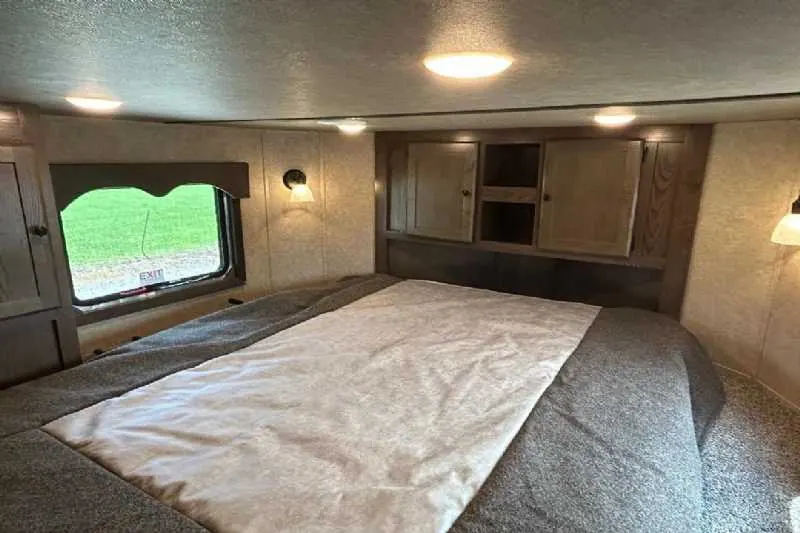 New 2024 Lakota 8313RKBGLQ Charger 3 Horse Trailer with 13' Short