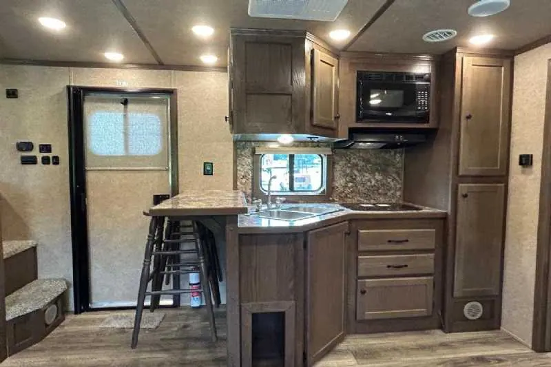 New 2024 Lakota 8313RKBGLQ Charger 3 Horse Trailer with 13' Short