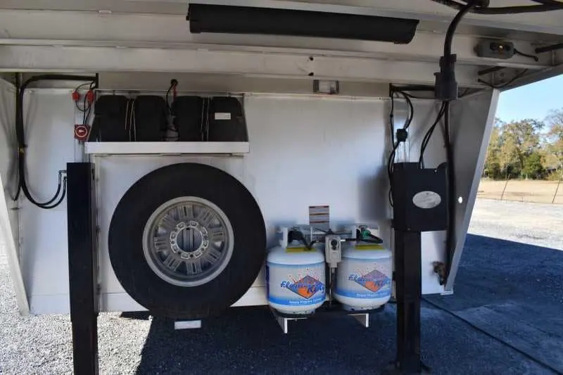 2015 Lakota 8411GLQ 4 Horse Trailer with 11' Short Wall
