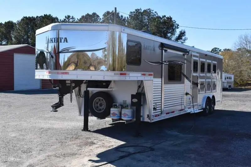 2015 Lakota 8411GLQ 4 Horse Trailer with 11' Short Wall