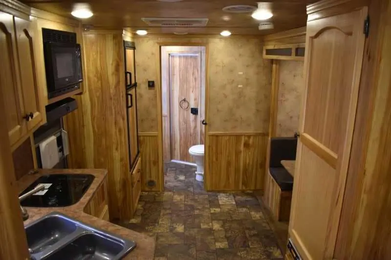 2015 Lakota 8411GLQ 4 Horse Trailer with 11' Short Wall