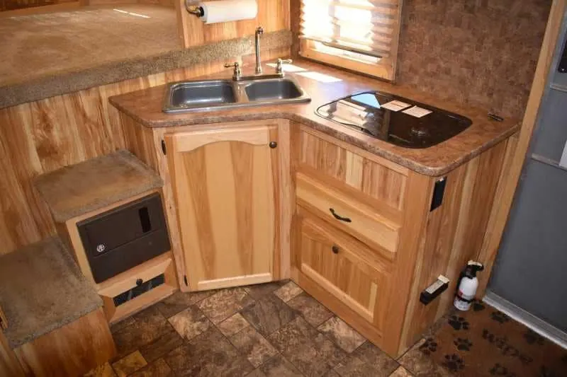 2015 Lakota 8411GLQ 4 Horse Trailer with 11' Short Wall