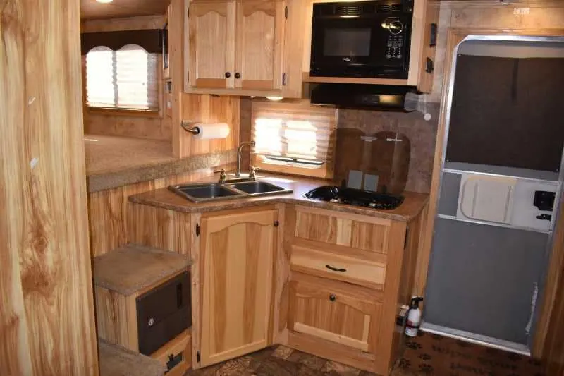2015 Lakota 8411GLQ 4 Horse Trailer with 11' Short Wall