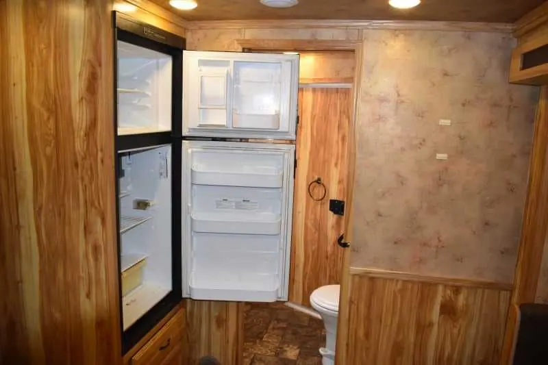 2015 Lakota 8411GLQ 4 Horse Trailer with 11' Short Wall