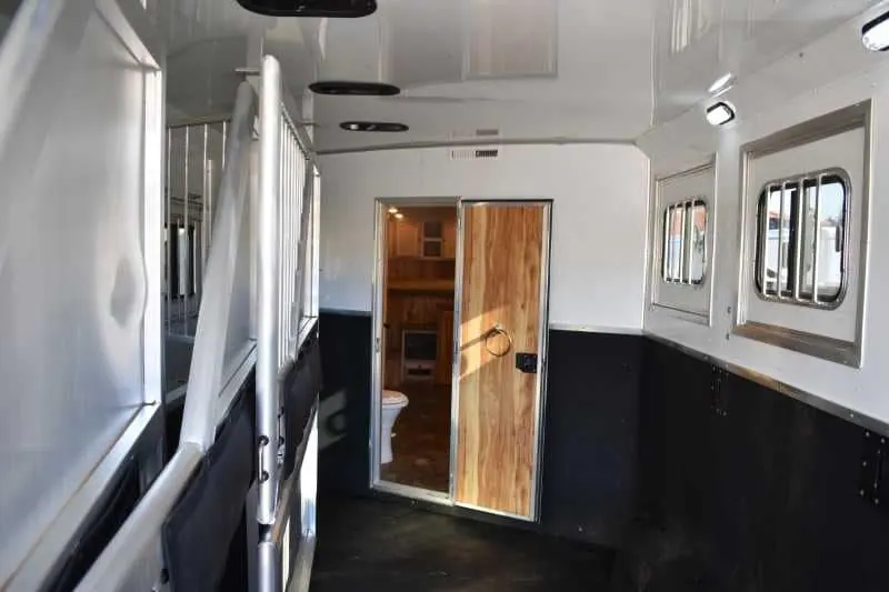 2015 Lakota 8411GLQ 4 Horse Trailer with 11' Short Wall