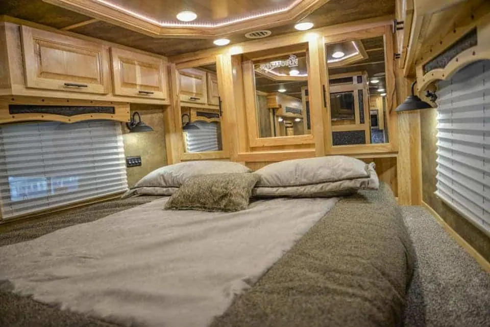 2024 Lakota Big Horn 8417 Double Slide 4 Horse Trailer