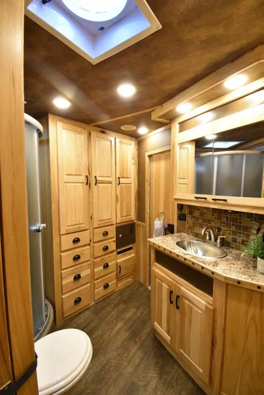 2018 Lakota Bighorn 3 Horse Living Quarters