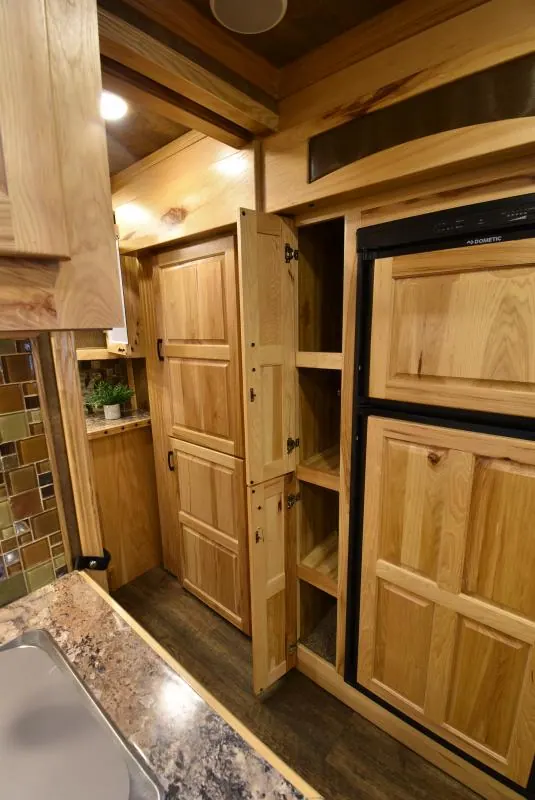2018 Lakota Bighorn 3 Horse Living Quarters