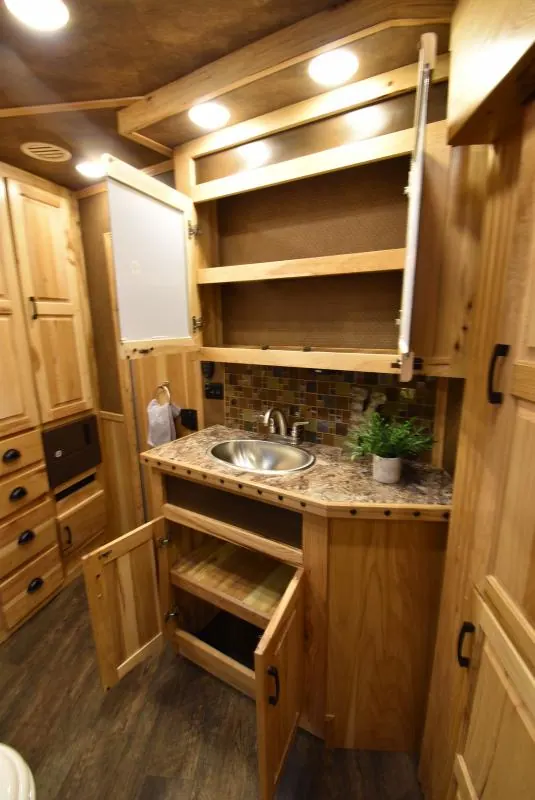 2018 Lakota Bighorn 3 Horse Living Quarters